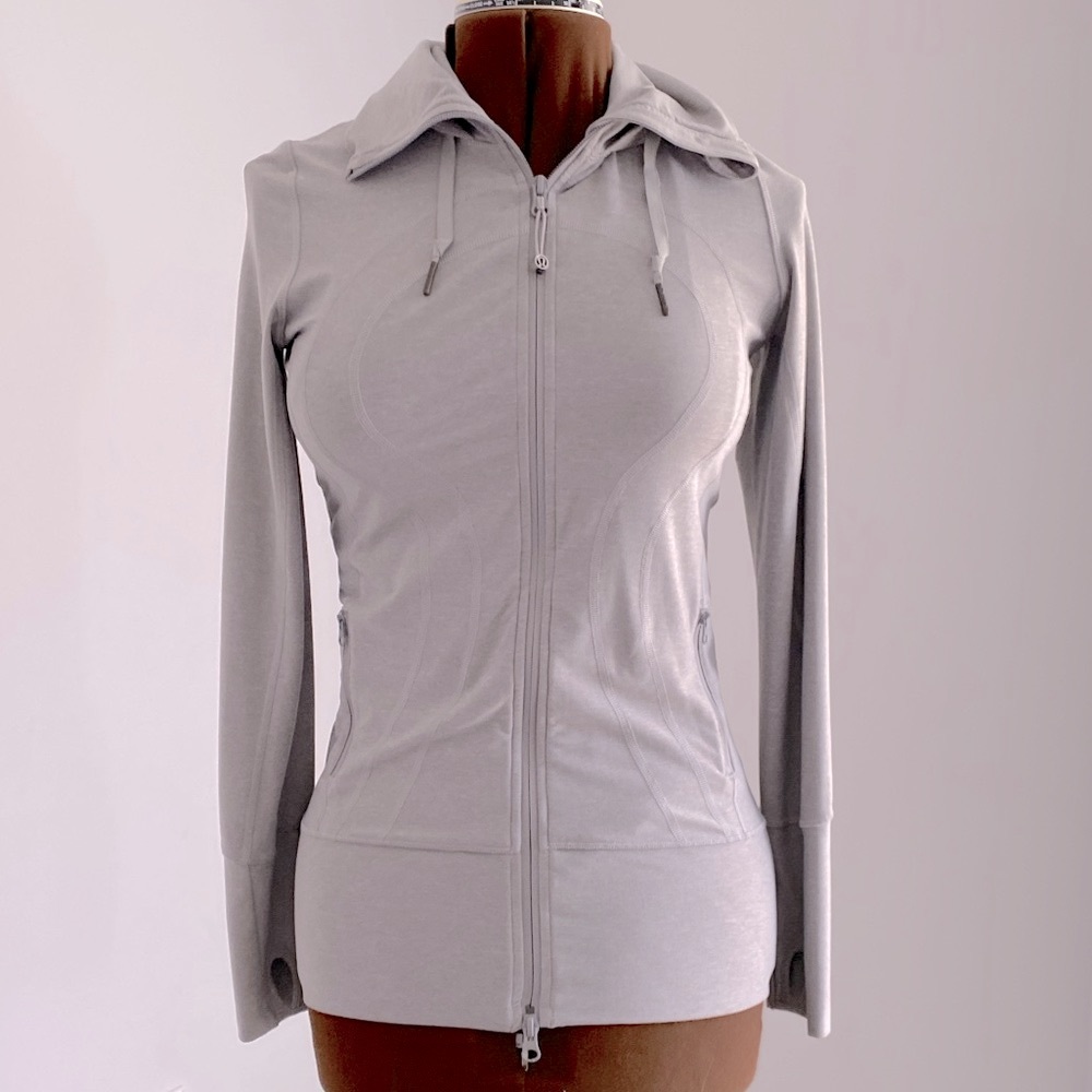 🤍LULULEMON 🤍like new zip up hoodie in grey. Size 6.